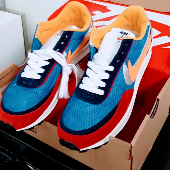 Athletic Sneakers Redbox Shoes Brand New W/box Nike Saccai